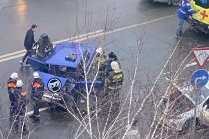 «Скорая» и спасатели прибыли на место аварии на улице Калинина в Пензе