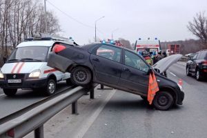 Появились подробности ДТП с автомобилем, повисшим на ограждении в Пензе