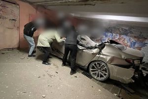 «BMW» улетела в подземный пешеходный переход на проспекте Победы