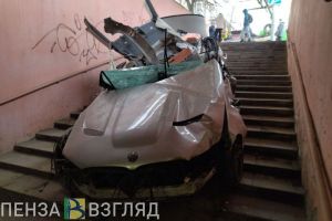Опубликован момент аварии с «BMW», влетевшим в подземный переход в Пензе