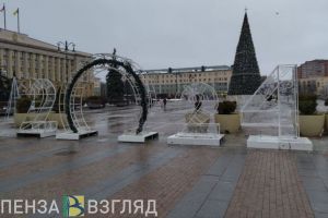 Площадь Ленина в Пензе продолжают украшать к Новому году