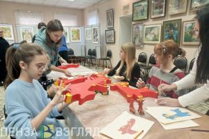 Художницы создают для главной елки Пензы украшения в стиле абашевской игрушки