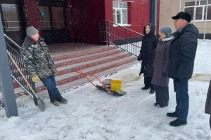В Пензе расчистят и обработают от льда дорожки возле остановок, школ и детсадов