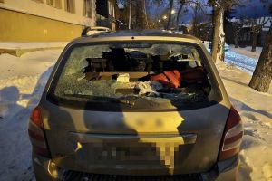 Росгвардейцы задержали мужчину, который выбил стекла в нескольких автомобилях