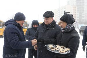 Олег Мельниченко вручил в Пензе ключи от школьных автобусов