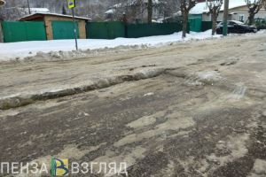 В Пензе наледь на дорогах мешает проехать машинам