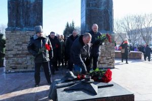 Возложение цветов к «Афганским воротам», осколок в кисти и новые дорожные знаки: новости Пензы за 15 февраля