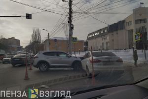 На пересечении улиц М. Горького и Володарского в Пензе столкнулись две иномарки