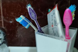 Хитрые домохозяйки  нашли еще одно применение зубной пасте в санузле