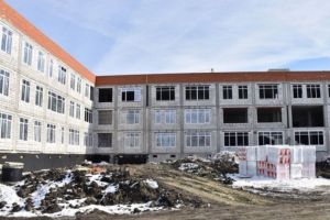 Строительство школы в Заре будет вестись днем и ночью