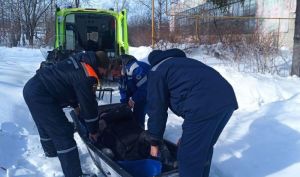На Сурском водохранилище рыбака с приступом боли в сердце спасали на санях
