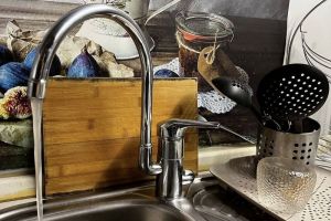 Губка для мытья посуды станет рассадником опасных микроорганизмов, в случае такого ее использования