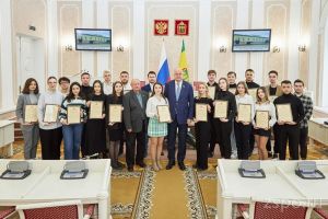 Вадим Супиков вручил Благодарственные письма членам корпуса наблюдателей «За чистые выборы»