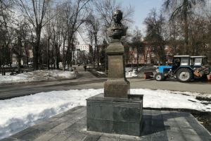 В Пензе обнаружены нарушения в содержании бюста Михаила Лермонтова
