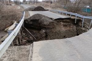 В Шемышейском районе ремонтируют разрушенный мост