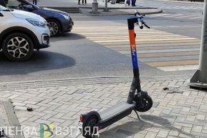 В Пензе подросток на электросамокате подрезал машину и чуть не попал под колеса