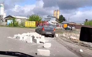 В пензенской Заре из грузовика на легковушку упали блоки