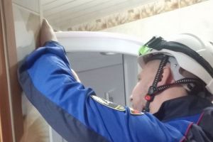 Пензенские спасатели достали из вентиляционной шахты оголодавшего кота