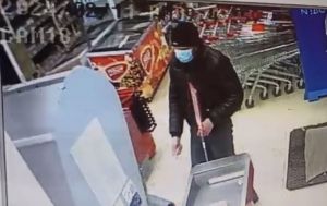 Появилось видео разбойного нападения на магазин в Пензе
