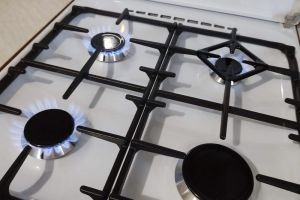 За обслуживание 4-конфорочной плиты придется заплатить 6 тысяч рублей: россиян огорошили