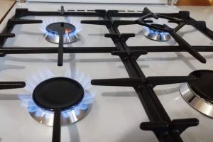 Касается владельцев газовых плит: за отказ или недопущение работника газовой службы штраф 10 000 рублей