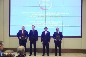 Мельниченко и Зарипов приняли участие в обмене двусторонними документами
