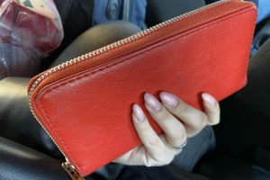 Названы форма и цвет кошелька, которые помогут «приумножить капитал»: астролог раскрыла детали