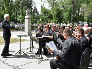 В Пензе возложили цветы к памятнику Пушкину