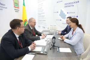 Олег Мельниченко подписал соглашение с Императорским фарфоровым заводом