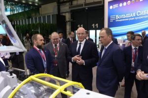 Чернышенко и Комаров посетили стенд Пензенской области на ПМЭФ