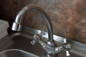 Пользующимся водой жильцам частных домов и владельцам дач готовят новый штраф в 15 тысяч рублей