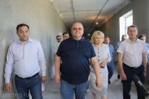 Олег Мельниченко лично оценил ход ремонта трех школ в Башмаковском районе