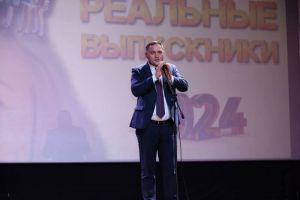 В Городищенском районе золотые медали выпускникам вручил министр Алексей Комаров