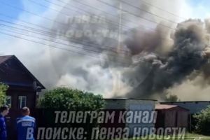 В Пензе загорелись дом и баня на улице Крымская