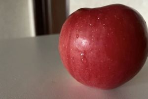 Яблоки храню отдельно – кладу на соседнюю полку: так продукты не портятся – все дело в этилене