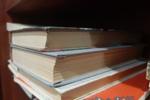 Книжные полки могут принести проблемы – мастер фэншуй предупредила: если поставил не там – жди беды