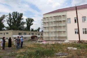 Прокуратура назвала темпы капремонта фасада школы №1 в Городище недостаточными