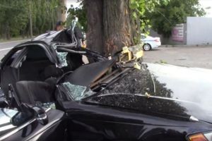 Появились подробности ДТП в Пензе на ул. Аустрина с въехавшей в дерево машиной