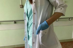 Прикрепляют хвосты и скачут на четвереньках - хоббихорсинг и квадробинг: психологи объяснили - реагировать на увлечения детей нужно так