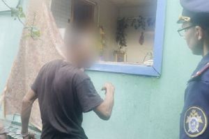 В Каменке мужчина проник в чужой дом , похитил ноутбук и зарезал пенсионерку
