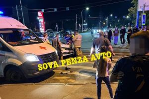 Опубликованы фото с места жесткого ДТП с мотоциклом на улице Антонова в Пензе