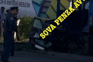 В Кузнецке на месте жесткого ДТП работают сотрудники МЧС