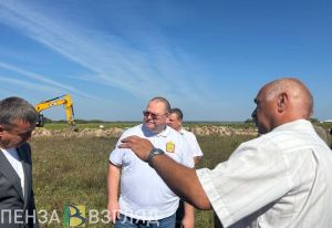 Мельниченко посетил стройплощадку маслоэкстракционного завода в Сердобске