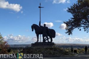 Власти Пензы обещают не вырубать деревья около памятника Первопоселенцу