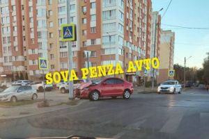 На улице Антонова в Пензе автомобиль врезался в бетонный столб