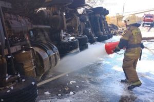 В Кузнецком районе опрокинулась автоцистерна