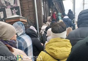 Пензенцы выстаивают огромную очередь за билетами в «Дом Мейерхольда» на холоде