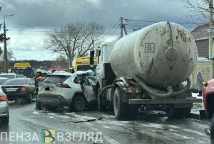 В Пензе иномарка влетела в грузовик-ассенизатор: водителя пытаются вытащить