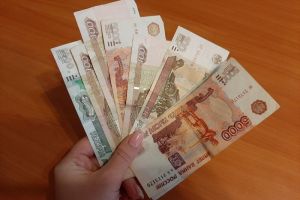 Специалисты объяснили, какие купюры не вправе выдавать кассир магазина