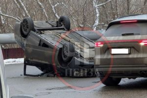 В Пензе на улице Антонова перевернулся автомобиль